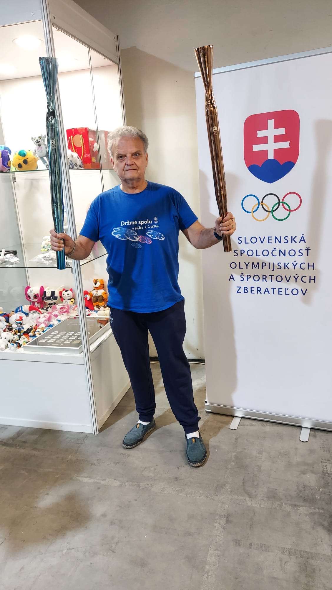 Velimir Adžić s fakľami z olympijských a paralympijských hier Milano Cortina 2026.